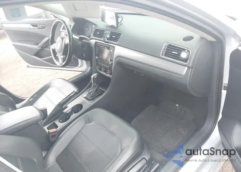 2015 Volkswagen Passat 1.8T Wolfsburg Edition z USA, uszkodzony, nr VIN 1VWAT7A31FC005337